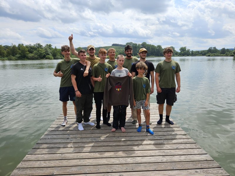 Jugendgruppe am Gewässer