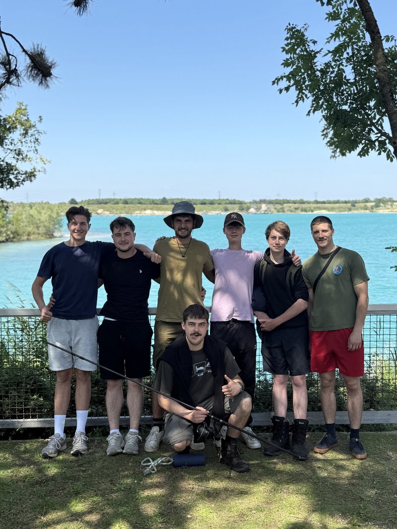 Jugendliche beim Angeln