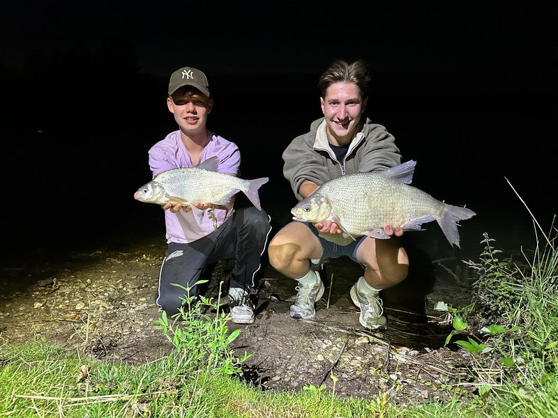 Kindergruppe beim Angeln